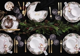 Zastawa Aida Yule ze świątecznym motywem pięknie prezentuje się na czarnym obrusie.