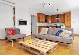 salon, kanapa, stolik z palet, wystrój wnętrz