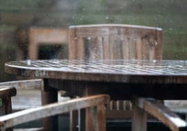 Meble ogrodowe drewniane, metalowe czy z technorattanu? Plusy i minusy każdego rozwiązania.