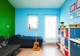 Do nowych wyzwań czekających 7-letniego Gucia w szkole, trzeba było dostosować jego pokój. Stało się to też dobrą okazją, by nadać wnętrzu charakter bardziej odpowiadający osobowości chłopca. <BR /> METAMORFOZA. Rodzice, urządzając jakiś czas temu pokój syna, stworzyli w nim neutralną bazę z solidnymi meblami o ponadczasowych formach, tak by łatwo dało się dostosować wnętrze do zmieniających się potrzeb i wieku dziecka. I taka potrzeba właśnie zaszła, bo we wrześniu Gucio rozpoczyna naukę w szkole. Przy okazji niezbędnych zakupów (biurko i dodatkowe półki) zdecydowano się rozweselić pozbawione charakteru wnętrze, tak by bardziej przystawało do osobowości energicznego i kreatywnego chłopca. Stylistka postawiła na kolory. Ściany przemalowano na żywe barwy, które nie tylko nadały pomieszczeniu zdecydowany wyraz, ale stały się również lepszym tłem kolorowych regałów i kanapy. Pojemniki na dziecięce skarby pomogły uporządkować przestrzeń. <BR /> Większość mebli oraz ich układ pozostały niezmienione. Dokupiona lampa podłogowa ma regulowany kąt padania światła. Można ją więc tak ustawić, by oświetlała albo łóżko, albo kanapę. <BR /> Koszt 1320 zł.
