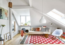 W pokoju dziennym gołębie szarości i pudrowe róże przełamano mocnymi graficznymi wzorami, m.in. na dywanie Catania (proj. Sandra Figuerola). Fotel z NRD idealnie pasuje do współczesnej lampy podłogowej Grasshopper i do kanapy. Oryginalny stolik kawowy to efekt inwencji Anny. - Pojechałam na szrot i poprosiłam o kawałek starej zardzewiałej rury - opowiada. - Na niej położyłam zamówiony marmurowy blat. I gotowe!