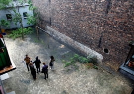 PLAC NA GLANC: metamorfoza podwórka przy ulicy Tokarskiej w Katowicach. Projekt: Grzegorz Layer, Ewa Labus-Janusz, Michał Centkowski