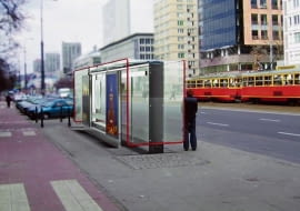 Projekt wiaty przystankowej dla Warszawy, który zwyciężył w konkursie w 2006 roku. Autor: Towarzystwo Projektowe Grzegorz Niwiński i Jerzy Porębski oraz firma Tejbrant Polska.