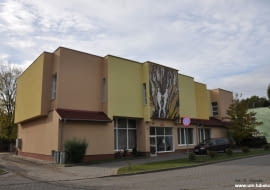 Największą ozdobą zagadkowej bryły USC w Lubsku jest figuratywna mozaika nad głównym wejściem. Treść przedstawienia upewnia nas, że faktycznie mamy do czynienia ze świątynią miłości.