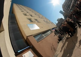 20.10.2012 WARSZAWA , UCZESTNICY UROCZYSTOSCI OTWARCIA NAJWEZSZEGO DOMU SWIATA - DOMU KERETA PRZY UL. CHLODNEJ 22 . FOT. STEFAN ROMANIK / AGENCJA GAZETA SLOWA KLUCZOWE: DOM KERET CHLODNA