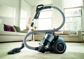 W nowoczesnych odkurzaczach duża siła odśrodkowa oddziela cząstki kurzu od powietrza i zapobiega wydostawaniu się ich na zewnątrz.