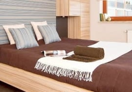 O tym, czy się wyśpimy, decyduje nie tylko łóżko i wygodny materac, ale również atmosfera wnętrza, którą tworzy odpowiadająca naszym upodobaniom kolorystyka, nastrojowe oświetlenie, dodatki dekoracyjne dobrane do stylu wystroju. Zobacz, jakimi sposobami można stworzyć klimat sprzyjający dobrym snom. ... SYPIALNIA: Ściany w roli głównej. W niewielkim pomieszczeniu, którego powierzchnia została wykorzystana niemal co do centymetra, nie pozostało zbyt wiele miejsca na dekoracyjne przedmioty. Funkcję ozdoby przejęły zatem niezasłonięte sprzętami fragmenty ścian.