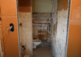 Łazienka przed zabudową płytą budowlaną