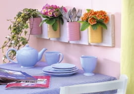 Wandh nger aus Konservendosen selbstgemacht 5/5 Primula acaulis ( Fr´hlingsprimeln ), Hedera ( Efeu ) und Besteck in gespr´hten Konservendosen, blaues Geschirr Bezug: Fa. Grimm Tel: 08161 / 48 45 - 0 SLOWA KLUCZOWE: basteln Dosen Fr´hlingsblumen Fertigbild <bert^pfe Querformat Praxis Stepabfolge Fr´hling innen ZZZ Farbe K´che Topf 000