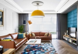 ZASŁONY pięknie się prezentują - powieszono je tak, by sztukaterie zasłaniały karnisz.