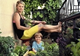 Marta Wajda, graficzka, wlascicielka firmy gastronomicznej Made with Love z czteroipolletnik synkiem Jankiem SLOWA KLUCZOWE: kobieta portret balkonowy ogrodnik