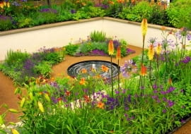 To minioczko jest głównym punktem regularnej ogrodowej kompozycji. Mimo, że skromne przyciąga wzrok