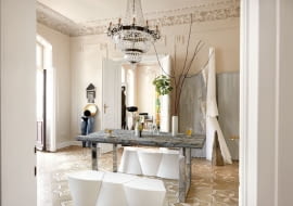 Stół - autorstwa Aleksandry Laski - prototyp z serii Riverwood powstał z drewna wydobytego z dna rzeki. Jego blat można studiować jak abstrakcyjny obraz. Na nim futurystyczna filiżanka (Rosenthal).