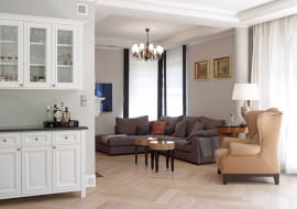 Przestronny i rozświetlony salon. Całość utrzymana w stonowanej i lekkiej kolorystyce.