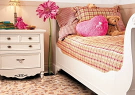 Zrób to sam. Wykładzina elastyczna ma kilka cennych zalet: jest niedroga, łatwa w pielęgnacji, a na dodatek jej układanie nie sprawia większych problemów. Spróbujmy więc zrobić to samodzielnie.