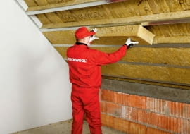 Pasy izolacji z wełny mineralnej powinny do siebie dobrze przylegać