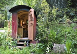 CR3NYR The Plankbridge Shepherd's Hut Garden Sponsor: Plankbridge Hutmakers Ltd Artisan Garden at RHS CHelsea Flower Show 2012 SLOWA KLUCZOWE: Plankbridge Shepheds Hut Garden [Artisan Garden] [Plankbridge Shepheds Hut Garden] RHS Chelsea Flower Show 2012 [RHS Chelsea Flower Show 2012] Artisan Garden hut shed writer's hut outdoor office Plankbridge Hutmakers