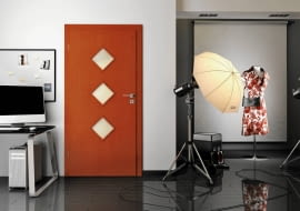 Jedno z najpopularniejszych drzew w naszej strefie klimatycznej. Jest również bardzo dekoracyjne; jabłonie rosnące w sadach najpiękniej wyglądają wczesną wiosną, kiedy okrywają się gęstwiną biało-różowych kwiatów.<Lr?/> Drzwi Dynamic Vario, okleina w kolorze jabłoni PolSkone, 437 zł