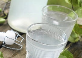 SOK BRZOZY jest bezbarwny i prawie bez smaku. Największą wartość ma świeżo zebrany.