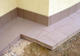 OPASKA BETONOWA OBLOZONA PLYTKAMI CERAMICZNYMI WOKOL DOMU FOT. CEZARY SZEJGIS PUBLIKACJA LADNY DOM NR 5 (67) - 5.2004