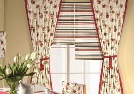 <B>Odmienianie wnętrza na wiosnę warto zacząć od okien. Teraz modne jest łączenie wzorów, np. na zasłonie mogą widnieć realistyczne kwiaty, a na rolecie - pasy. Pamiętajmy tylko, żeby różne motywy łączyła kolorystyka albo styl.</B> <BR />W oknie zawieszono rolety rzymskie, które pełnią funkcję praktyczną. ich dopełnieniem są zasłony uszyte z tkaniny tego samego rodzaju i w identycznej kolorystyce, ale różniące się deseniem. Obramowano je lamówką, która nawiązuje do motywu pasów i przewiązano szarfą.