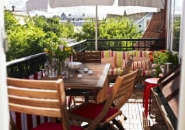 Nawet na niewielkim balkonie czy tarasie można zmieścić stół z krzesłami a nawet ławę. Tajemnicą dobrego zagospodarowania małej przestrzeni są składane meble. Jeśli będą drewniane to należy pamiętać o ich impregnacji. By nadać radosny nastrój wnętrzom warto korzystać z kolorowych dodatków: poduszek i pledów.