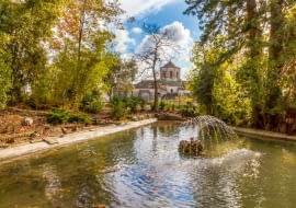 Z ogrodów widać część zabudowań pałacu papieskiego.