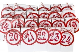 Kalendarz adwentowy w formie papierowych torebek, dekoracje dwitecyne