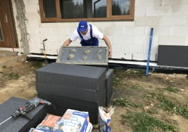 Zaprawa klejąca Gabit Termo 1.6 służy do przyklejania płyt styropianowych (również grafitowych) do podłoża. Nanosi się ją na płyty metodą pasmowo-punktową.