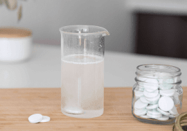 Jak przedłużyć świeżość ciętych kwiatów? Prosty trik za 4 zł!