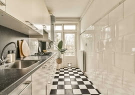 wąska kuchnia z oknem