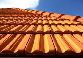 Marsylka Tradi 12/WIENERBERGER | Rodzaj: dachówka ceramiczna | wymiary: 45,2 x 27,0 cm | kolory: naturalna czerwień, czerwona angoba, miedziano-brązowa angoba, czarna angoba. Cena: od 40 zł/m2, www.wienerberger.pl