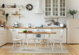 Kuchnia biała z drewnem - inspiracje