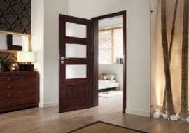 Zanim drzwi zostaną zamontowane, trzeba je dokładnie obejrzeć. Po ich osadzeniu, producent nie przyjmie reklamacji.