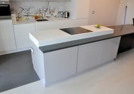 Biały blat kompozytowy firmy Ramido.