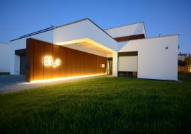 Zardzewiały dom na wrocławskim osiedlu Klecina