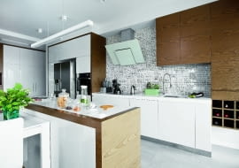 Tapetę nad kuchennym blatem zakryto szklaną taflą. Dzięki temu okładzina się nie zniszczy.