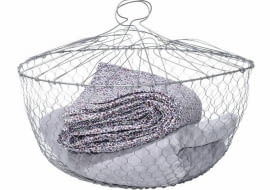 Proste jak drut? Niekoniecznie. Wykonane z niego przedmioty miewają dość skomplikowane kształty. <BR />AKCESORIA. Kosz na zabawki, szer. 60 cm, wys. 41 cm. Cena 136 zł, scandiconcept.pl