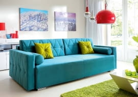 DO KOMPLETU. Kolorystyczną kompozycję tworzą nie tylko meble, poduszki, wazony, lampy. A gdyby tak pod kolor dobrać również obrazy i plakaty? Trzyosobowa sofa Belisa, od 1589 zł, Agata