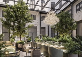 Sztuka koktajlu: bar Giardano Cordusio serwuje włoskie i międzynarodowe drinki na zielonym dziedzińcu Palazzo. (Źródło zdjęcia: Sunset Hospitality Group)