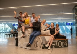 Ławka 'Relaks w Łodzi' na dworcu Łódź Fabryczna. Proj. Studio Izabela Bołoz; ilustracje Kasia Bogucka.