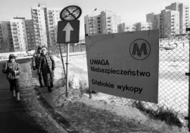 1985 Warszawa. Budowa metra. Stacja Warszawa Ursynow. fot.Aleksander Jalosinski/FORUM UWAGA!!! Cena minimalna dla publikacji w prasie i ksiazkach - 200 PLN xxxx SLOWA KLUCZOWE: metro budowa ursynow Warszawa miasto komunikacja plac budowy prl dzieci idace do szkoly droga do szkoly szkola