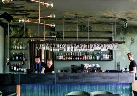 Kolory We wnętrzu restauracji dominują odcienie kojarzące się z morzem i plażą.