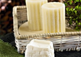 <B>Wraz z trendem ekologicznym wróciły do mieszkań plecionki. Technika ich wytwarzania jest taka sama od wieków. Nowocześniejsze są natomiast ich formy.</B> <BR />Podkładka (czarna) - 35 zł, podkładka (zielona) - 27 zł, Red Onion; świeca (na podłodze) - 15 zł, home&you; taca - 110 zł, sztuczna roślina - 65 zł, Inne Meble; świece (na tacy) - 11,90 zł/szt., Flo; talerz (pod świecami) - 79,90 zł/4 szt., Duka.