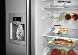 Wieszak na butelki, dzięki któremu nie zabierają one miejsca potrzebnego na inne produkty. Fot. Teka