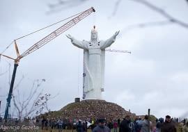 06.11.2010 SWIEBODZIN , MONTAZ NAJWIEKSZEGO NA SWIECIE POMNIKA CHRYSTUSA KROLA , GLOWA POSTACI CHRYSTUSA PODNOSZONA PRZEZ PONAD 700-TONOWY DZWIG . FOT. SEBASTIAN RZEPIEL / AGENCJA GAZETA