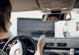 Napęd bramy garażowej można wyposażyć w różne dodatki: pilot, fotokomórka, zasilanie awaryjne, włącznik zewnętrzny lub wewnętrzny, zewnętrzny mechanizm odblokowujący, sprzęgło bezpieczeństwa, listwa bezpieczeństwa, blokada dociskowa czy zewnętrzny reflektor.