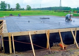 Doprowadzenie mediów warto dokładnie wcześniej przemyśleć, by nie trzeba było kuć otworów w zaizolowanych fundamentach lub robić dodatkowych wykopów.