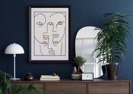 Kolor granatowy we wnętrzach: do czego pasuje? Aranżacje