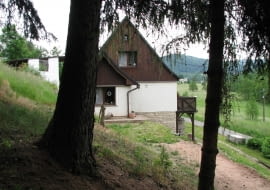 Dom znajduje się w pięknej zielonej okolicy na lekkim wzgórzu